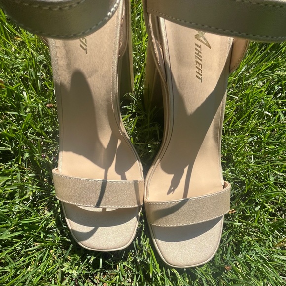 NIB Platform Sandals - Picture 4 of 9